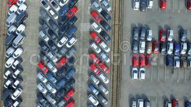 在新车停车时可以看到大量车辆。